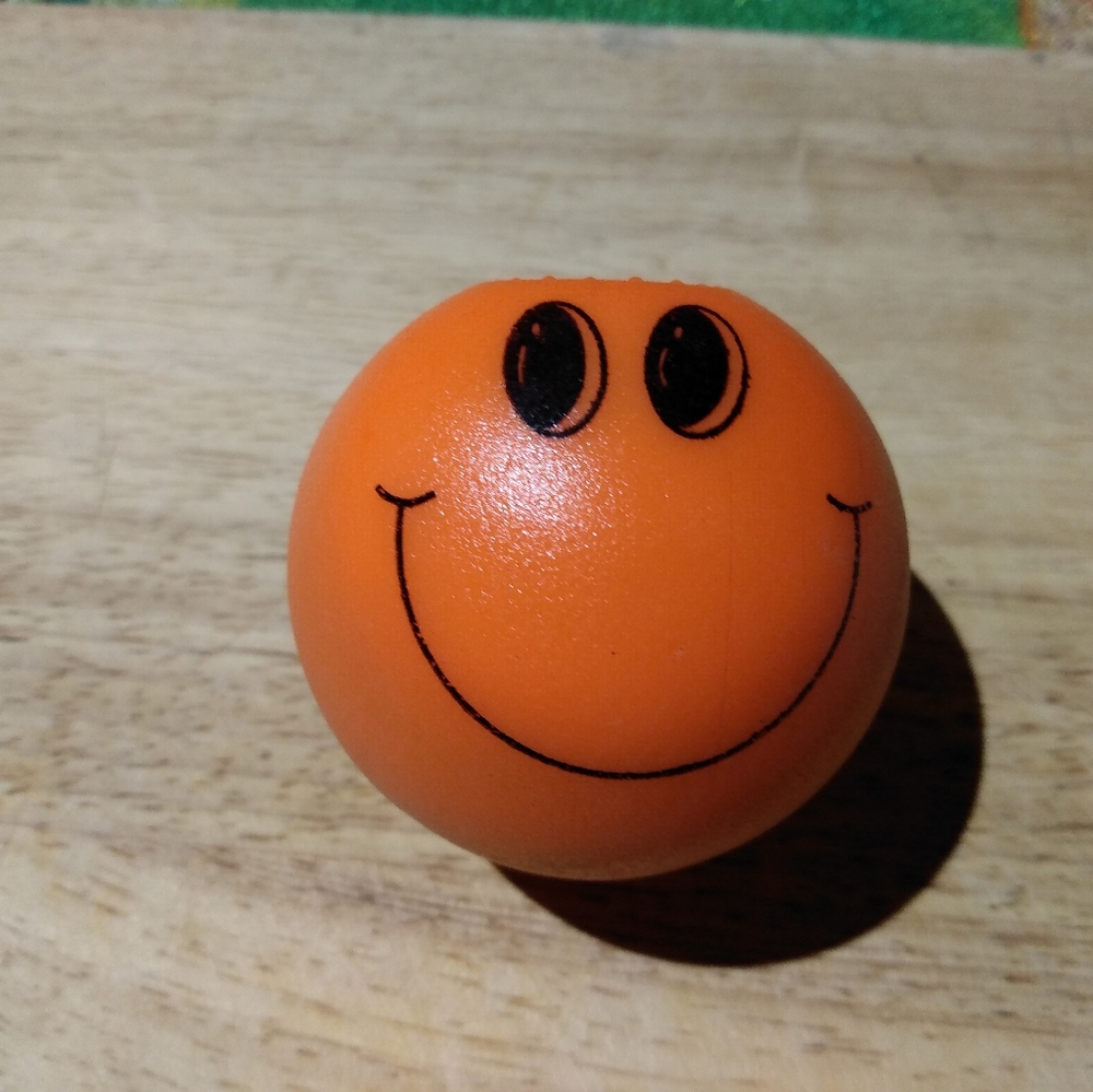 Magnetic happy face grinder